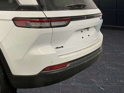 New 2026 Jeep Grand Cherokee Altitude AWD/4WD image 36