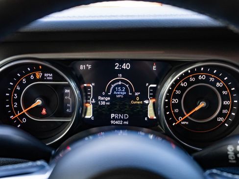 Used 2018 Jeep Wrangler Unlimited Sahara AWD/4WD image 17