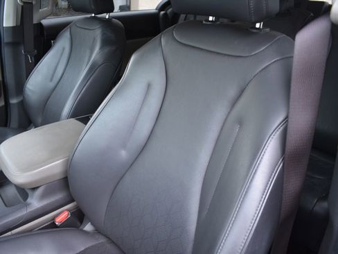 Used 2025 Kia Carnival FWD image 11