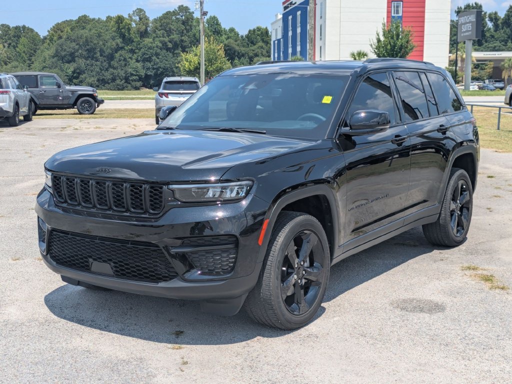 Used 2023 Jeep Grand Cherokee Altitude RWD image 7