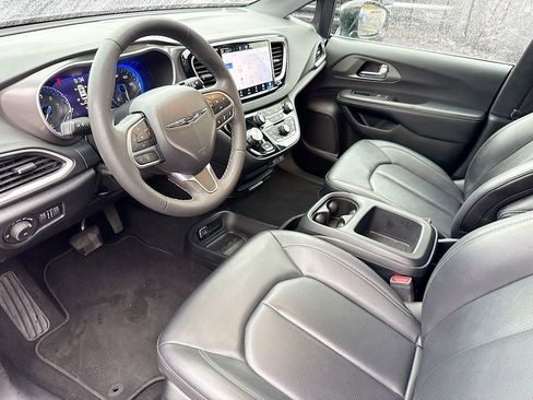 Used 2025 Chrysler Pacifica Select image 25