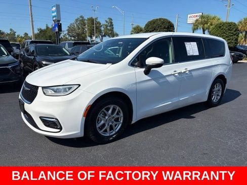Used 2023 Chrysler Pacifica Touring-L FWD image 3