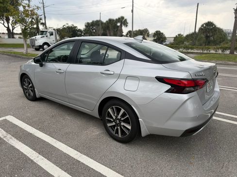 Used 2021 Nissan Versa SV FWD image 5