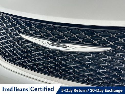 Used 2024 Chrysler Pacifica Touring-L image 27