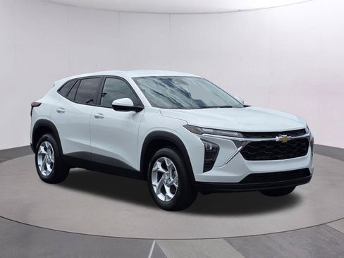 Used 2026 Chevrolet Trax LS w/ LS Convenience Package FWD image 9