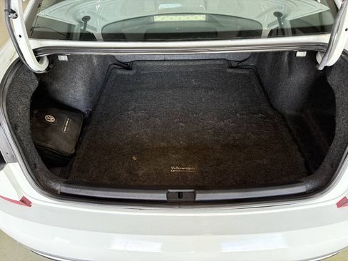 Used 2018 Volkswagen Passat 2.0T R-Line w/ R-Line Lighting Package FWD image 9