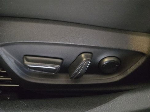 Used 2025 Toyota Prius Plug-In Hybrid image 12