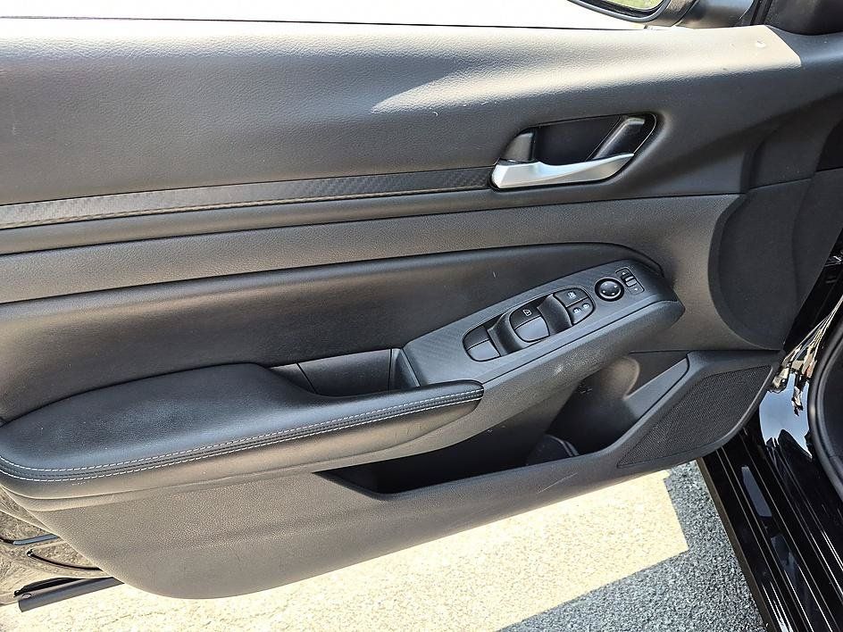 Used 2024 Nissan Altima 2.5 SV FWD image 12