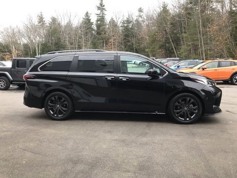 Certified 2022 Toyota Sienna XSE w/ XSE Plus Package image 5