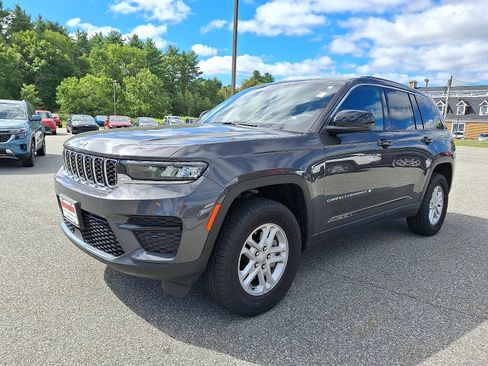 Used 2024 Jeep Grand Cherokee Laredo image 5