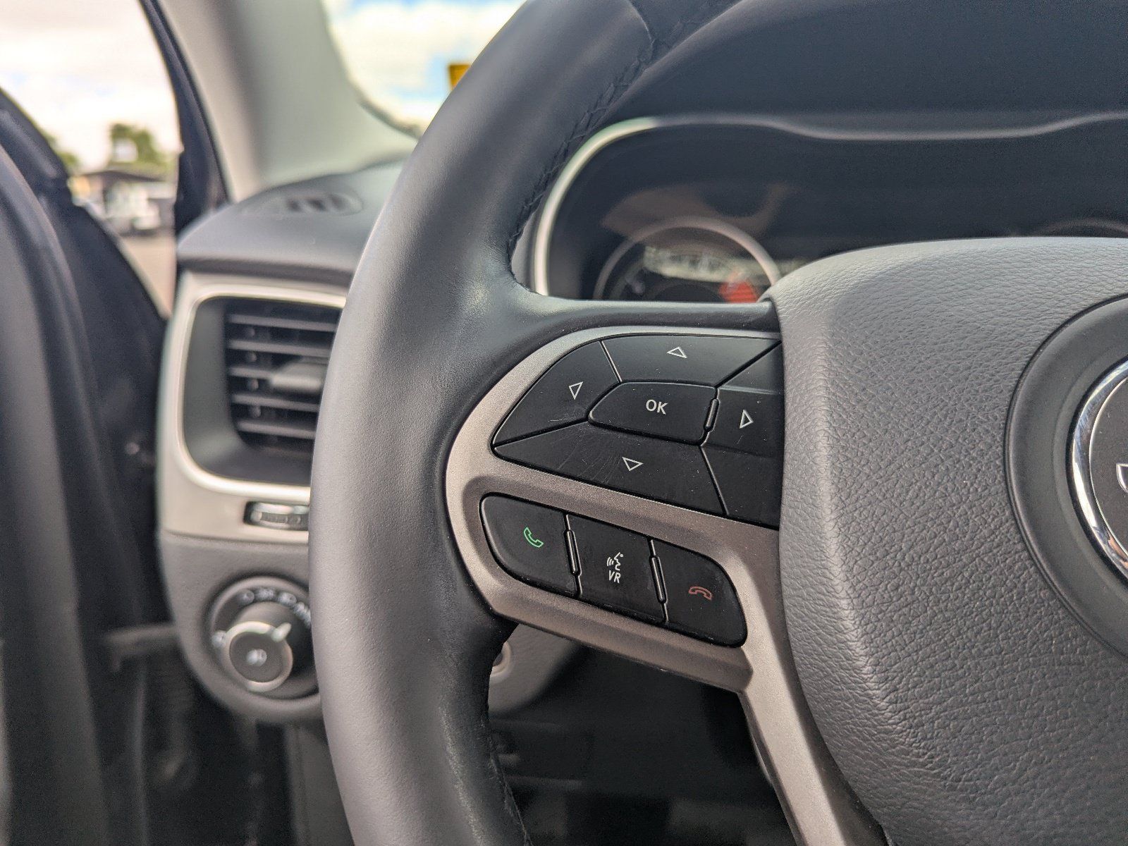 Used 2020 Jeep Cherokee Latitude Lux w/ Comfort/Convenience Group FWD image 32