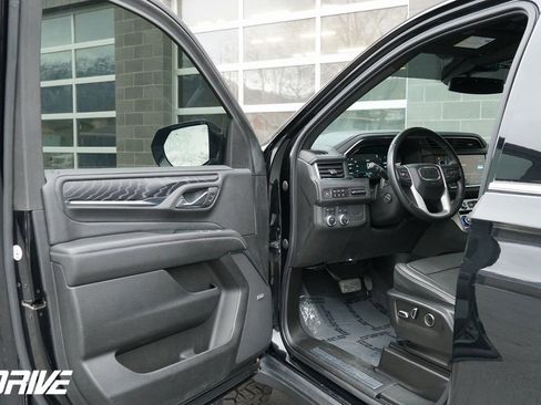 Used 2023 GMC Yukon XL Denali image 16