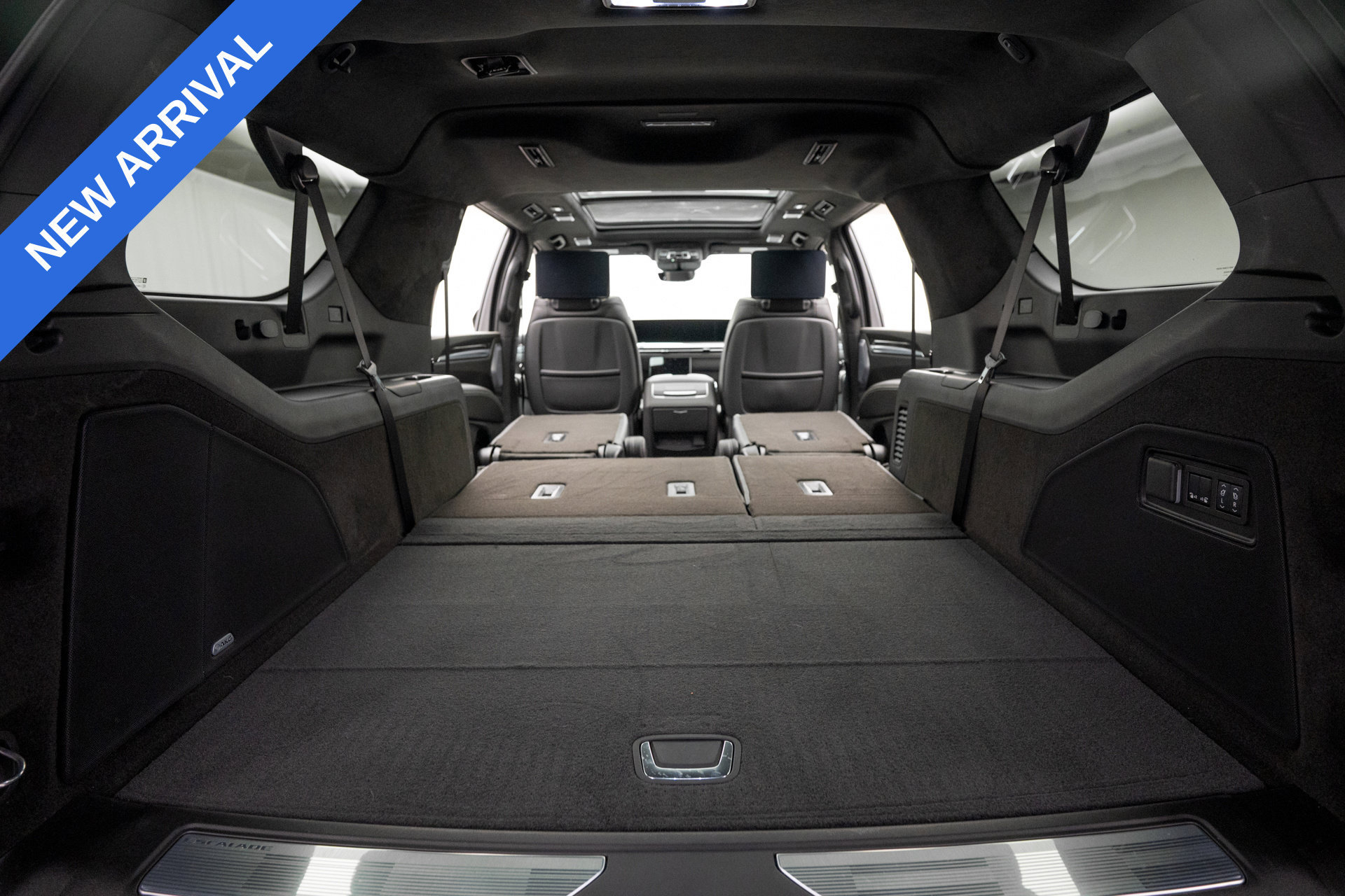 Used 2026 Cadillac Escalade ESV V w/ LPO, ONYX Package AWD/4WD image 56