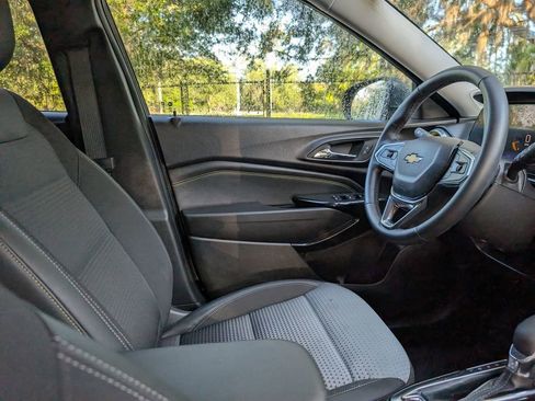 Used 2025 Chevrolet Trax LT w/ Driver Confidence Package FWD image 13