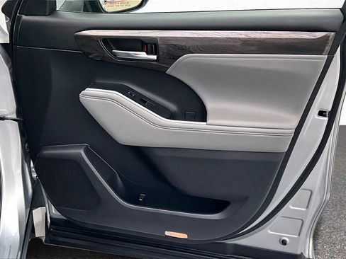 Used 2021 Toyota Highlander Limited image 25