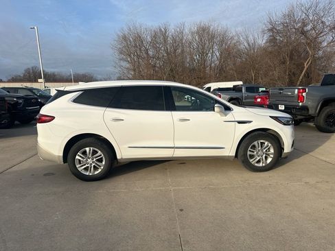 Used 2021 Buick Enclave Essence image 6
