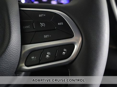 Used 2025 Chrysler Pacifica Select FWD image 3