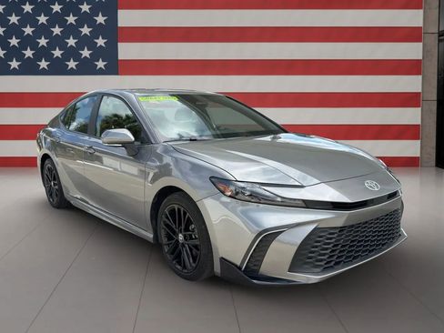Used 2025 Toyota Camry SE image 3