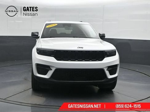 Used 2023 Jeep Grand Cherokee Altitude AWD/4WD image 5