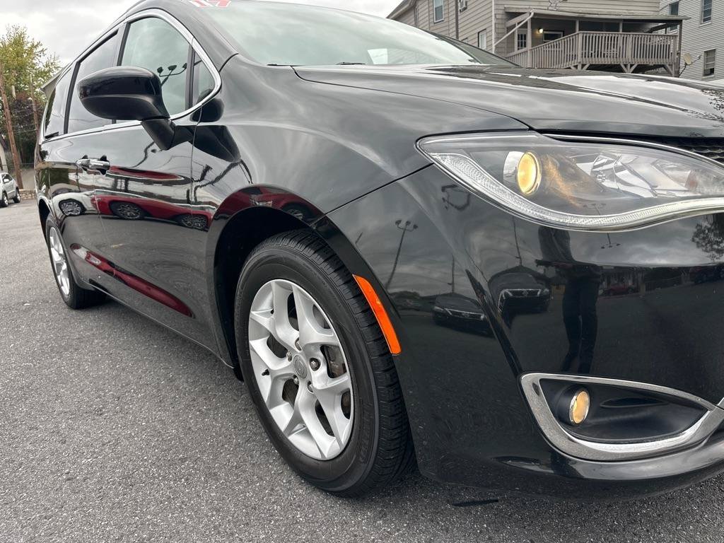 Used 2017 Chrysler Pacifica Touring Plus w/ Tire & Wheel Group FWD image 12