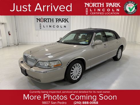 Used 2005 Lincoln Town Car Signature Limited image 1