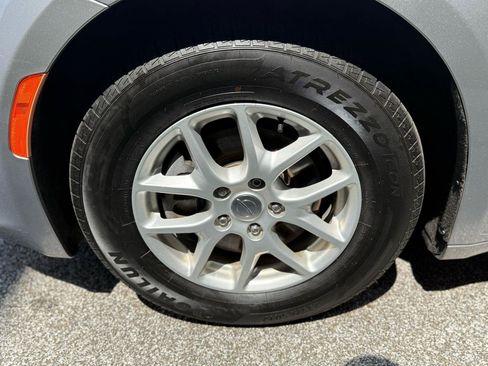 Used 2020 Chrysler Pacifica Touring-L FWD image 33
