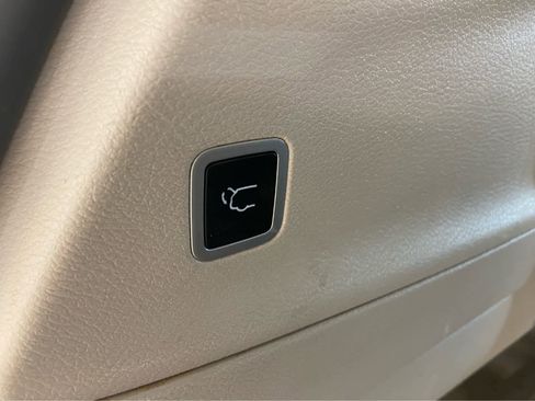 Used 2024 Chrysler Pacifica Touring-L FWD image 10