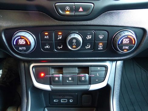 Used 2024 GMC Terrain SLE w/ Driver Convenience Package image 30