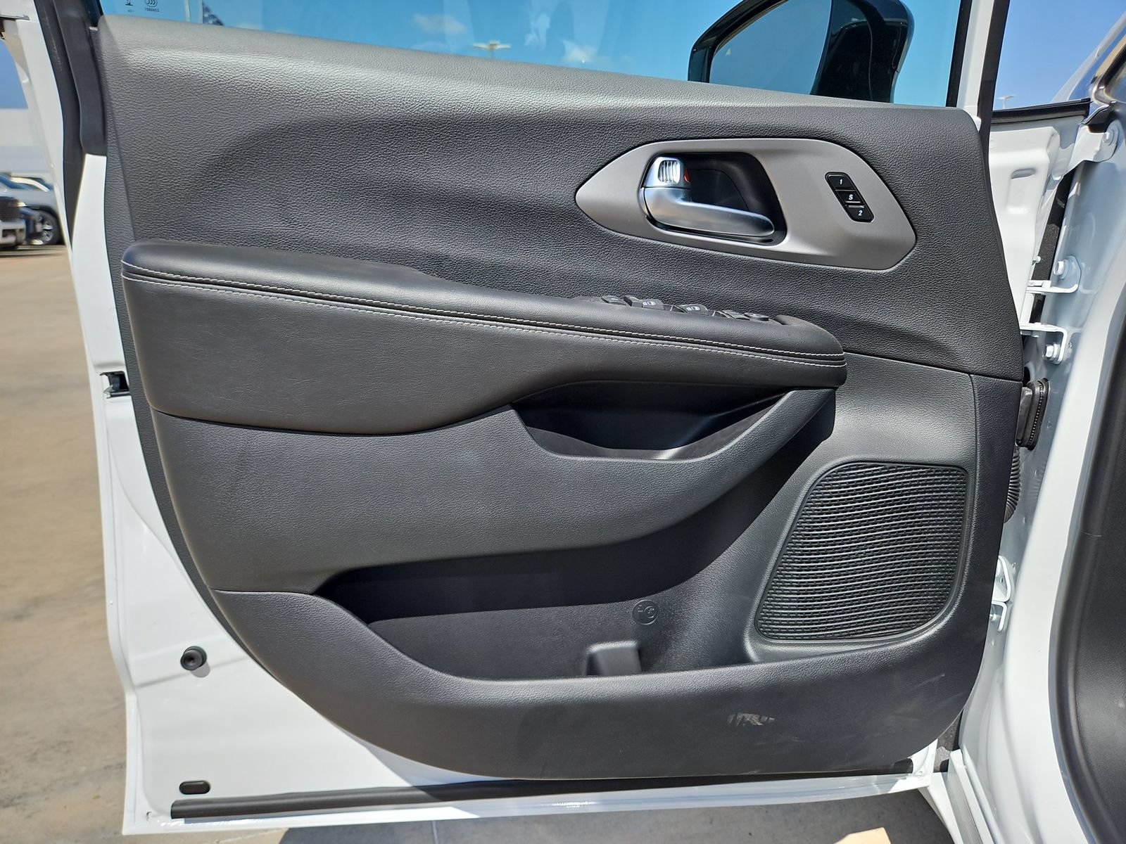 New 2027 Chrysler Pacifica Select FWD image 11