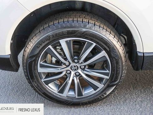 Used 2022 Toyota Venza LE image 8