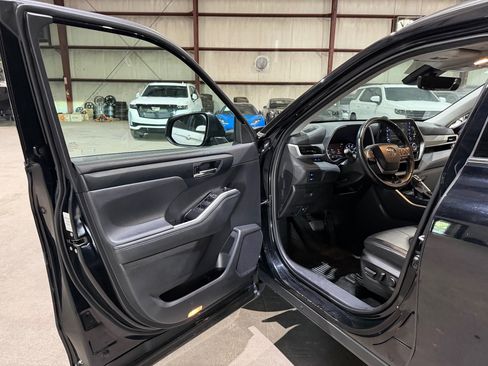 Used 2021 Toyota Highlander XLE AWD/4WD image 12