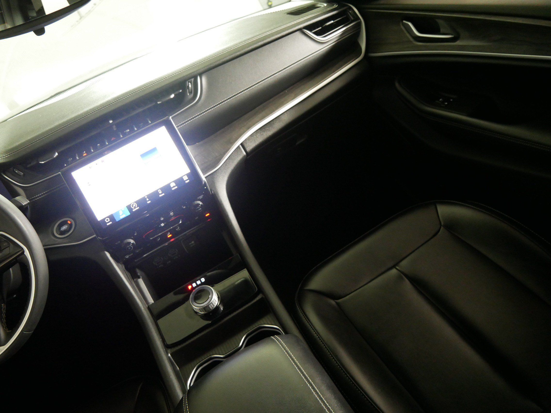 Used 2024 Jeep Grand Cherokee Limited RWD image 11