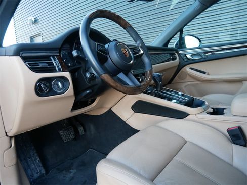 Used 2024 Porsche Macan image 4
