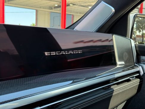 Used 2025 Cadillac Escalade ESV V AWD/4WD image 43