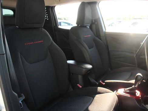 Used 2015 Jeep Renegade Trailhawk AWD/4WD image 21