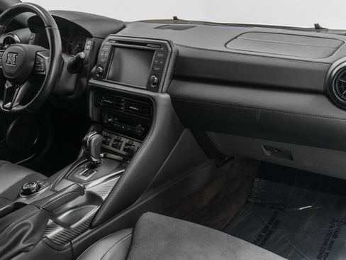 Used 2020 Nissan GT-R Premium image 14