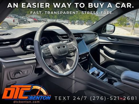Used 2025 Jeep Grand Cherokee Altitude AWD/4WD image 10