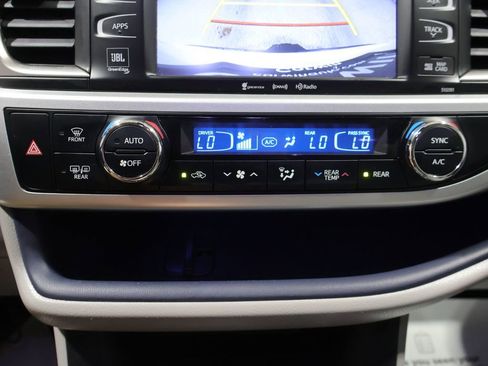 Used 2019 Toyota Highlander Limited AWD/4WD image 28