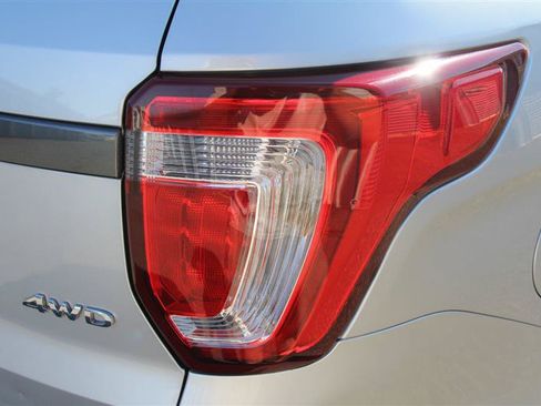 Used 2019 Ford Explorer XLT w/ Equipment Group 202A AWD/4WD image 13