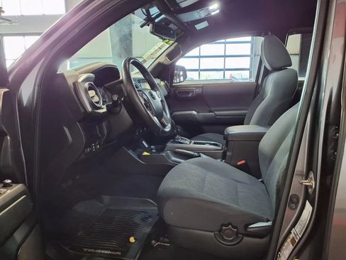 Used 2017 Toyota Tacoma TRD Sport image 16