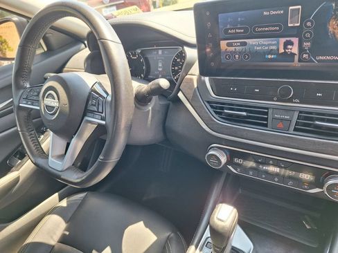 Used 2025 Nissan Altima 2.5 SL FWD image 33