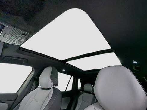 Used 2025 Volkswagen Tiguan SE R-Line image 23