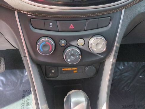 Used 2020 Chevrolet Trax LT w/ LT Convenience Package FWD image 22