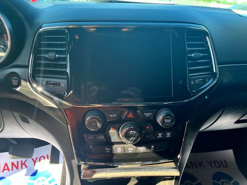 Used 2020 Jeep Grand Cherokee Altitude image 22