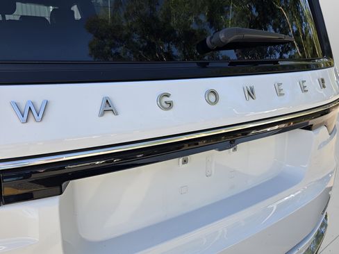 Used 2024 Jeep Wagoneer L Series II RWD image 30