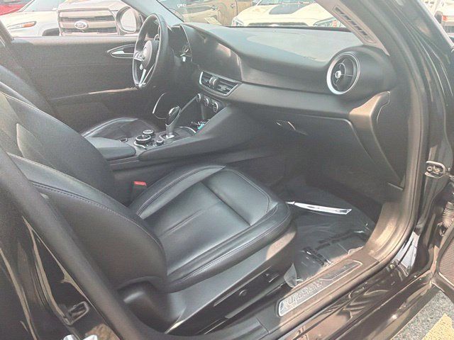 Used 2018 Alfa Romeo Giulia RWD image 9