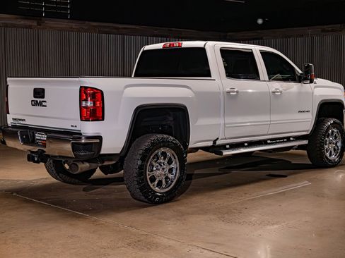 Used 2018 GMC Sierra 2500 SLE w/ Suspension Package, Off-Road AWD/4WD image 9