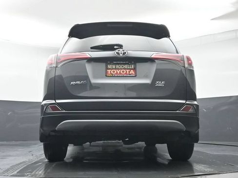 Used 2018 Toyota RAV4 XLE AWD/4WD image 32