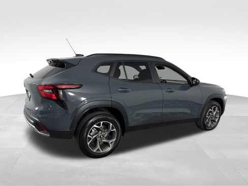 Used 2025 Chevrolet Trax LT w/ LT Convenience Package FWD image 6