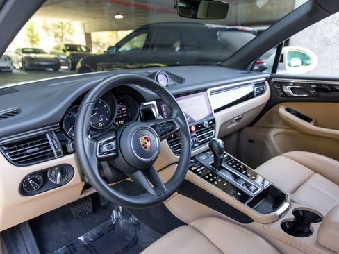 Certified 2026 Porsche Macan AWD/4WD image 4